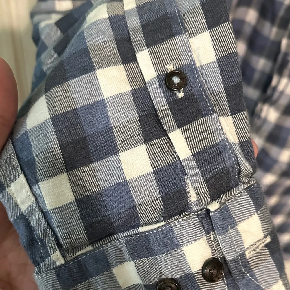 0098 Banana Republic Navy and White‎ Plaid Shirt men’s size large